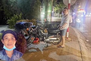 Người dân Bình Dương vá xe, đổ xăng miễn phí trong dịp Tết