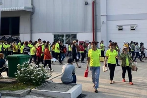 Bình Dương: Ngày đầu đi làm, hàng trăm công nhân ngừng việc tập thể