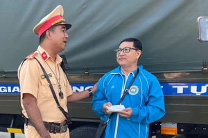 Cảnh sát giao thông Bình Dương tìm được chủ nhân đánh rơi cọc tiền