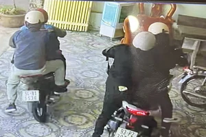 Nóng: 4 người dùng súng cướp tiệm vàng ở Bình Dương