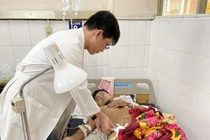 Nam thanh niên bị mảnh sắt văng trúng đùi, đứt động mạch