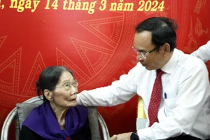 Bí thư TP.HCM Nguyễn Văn Nên trao huy hiệu Đảng cho nhà thơ Lê Giang và nhạc sĩ Lư Nhất Vũ