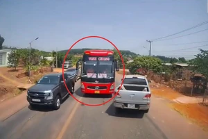 Từ clip trên mạng, công an xử phạt tài xế xe khách chạy lấn làn, vượt ẩu