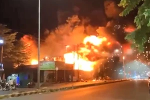 Nhà sách tại Bình Phước bốc cháy ngùn ngụt