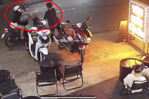 Cô gái bị tạt nước ớt vào mặt vì nói xấu bạn trên mạng xã hội