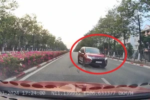 Bình Dương: Ô tô ngang nhiên đi ngược chiều, còn yêu cầu nhường đường