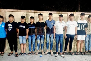 10 thanh niên ép xe, đánh gục nạn nhân cướp tiền và đôi dép