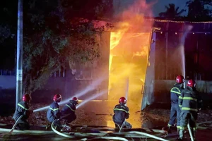 Kho phế liệu bốc cháy trong đêm, công an có mặt dập tắt ngay