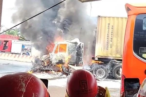 Bình Phước: Sau va chạm liên hoàn, xe container bốc cháy ngùn ngụt