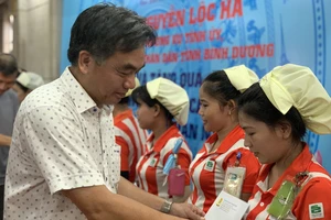 Bình Dương: Hàng trăm công nhân có hoàn cảnh khó khăn được nhận quà