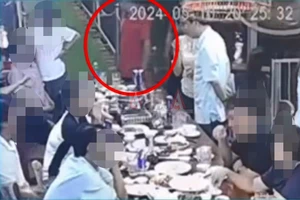 Camera ghi cảnh 1 người rơi hồ nước tử vong nhưng 10 người nhậu cùng không biết