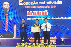 ‘Hiệp sĩ bóng đêm’ cùng với 24 thanh niên tiêu biểu ở Bình Dương được tuyên dương