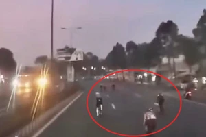 Bình Dương: Đoàn người đi xe đạp chạy xe trước đầu ô tô