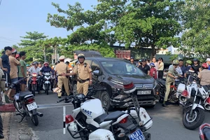 Bình Dương: 'Ô tô điên' bỏ chạy, lao trúng người dân