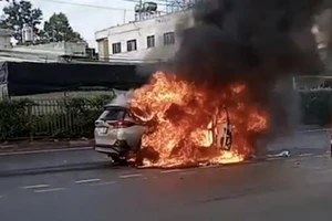 Ô tô 7 chỗ bốc cháy ngùn ngụt trên quốc lộ 1 ở Bình Dương