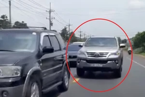 Ô tô đi lấn vào làn ngược chiều, tài xế còn trách 'sao không nhường đường'