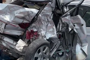 Bình Dương: Tai nạn liên hoàn, ô tô tập lái bẹp dúm