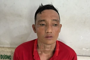 Bình Dương: Tên cướp giật dây chuyền vàng bị người dân tóm gọn 