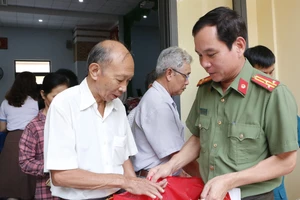 Cục An ninh Nội địa trao quà cho gia đình các liệt sĩ ở Bình Dương