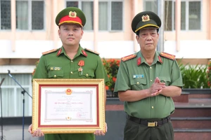 Bình Dương: Phòng Cảnh sát hình sự nhận Huân chương Chiến công hạng Nhì