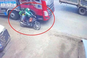 Bình Dương: 2 mẹ con chết thảm vì bị xe tải lấn làn gây tai nạn