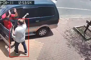 Camera ghi lại 1 người đàn ông truy đuổi, đập kính ô tô 