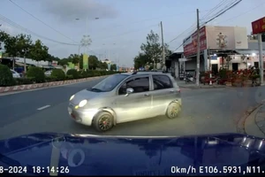 Từ hình ảnh người dân cung cấp, công an xử phạt xe ô tô con và xe khách đi ngược chiều