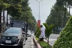 Bình Dương: Dừng xe ô tô giữa đường để đi mua hàng