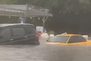 TP Bến Cát báo cáo thiệt hại sau cơn mưa làm nhiều nơi ngập sâu, cuốn ô tô xuống cống