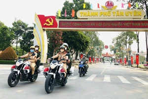 Công an TP Tân Uyên tuần tra 24/7 bảo đảm an toàn giao thông dịp 2-9