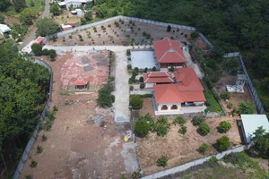 Đồng Xoài: 'Biệt phủ' xây sai phép trong khu đất gần 11.000 m2 đang dần tháo dỡ