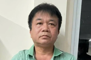 Gã đàn ông trốn truy nã còn lên mạng lừa tình, quay clip để tống tiền