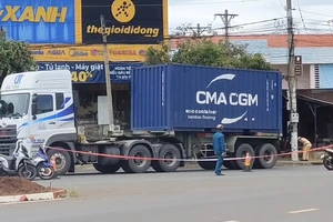 Bình Phước: 2 dì cháu tử vong dưới gầm xe container