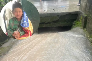 Bé trai thoát chết gang tấc khi bị nước cuốn trôi xuống cống thoát nước