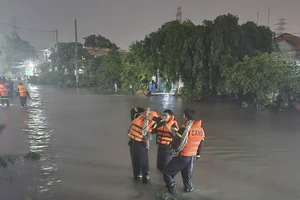 Bình Dương: Nữ tài xế trong xe bán tải bị nước lớn cuốn trôi 