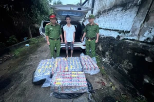 Công an Bình Dương dừng 2 ô tô nghi vấn, phát hiện 1 tạ hàng cấm