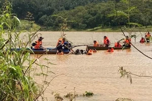 2 vợ chồng chèo thuyền qua sông, người chồng rơi xuống sông mất tích