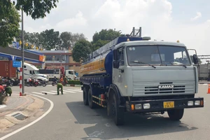 Thương tâm: Vừa ra khỏi bệnh viện, người bán vé số tử vong dưới gầm xe tải