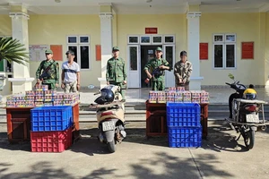 Hai người đàn ông vận chuyển pháo nổ từ Campuchia về Bình Phước thì bị bắt