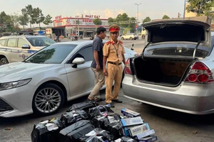 CSGT Bình Dương bắt giữ xe con chở đầy thuốc lá lậu