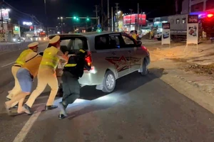Cảnh sát giao thông Bình Dương lý giải việc đẩy ô tô con giữa đêm