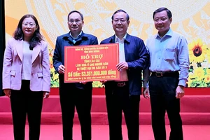 Bình Dương trao 53 tỉ đồng hỗ trợ Lào Cai khắc phục hậu quả bão số 3