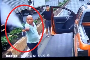 Nóng: Khởi tố, bắt tạm giam tài xế xe bán tải chặn đầu ô tô, xịt hơi cay ở Bình Phước