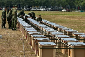 Những hình ảnh chuẩn bị bắn pháo hoa chào mừng năm mới 2025 tại Bình Dương