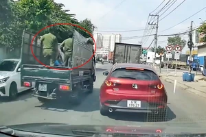 Công an thông tin vụ ‘xe tải biển trắng chạy ưu tiên, chở người phía sau thùng’ ở Bình Dương