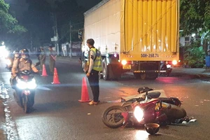 Thương tâm: Mẹ khóc ngất bên thi thể con gái học lớp 7 bị tai nạn