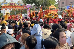 Hàng ngàn người chen chúc xem rước Cộ Bà ở Bình Dương