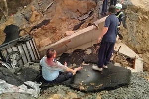 'Hố đen' xuất hiện trên tuyến đường mới làm, hai người bị thương