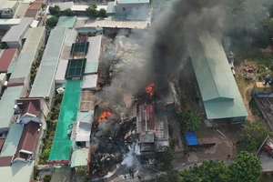 Dập tắt nhanh vụ cháy xưởng phế liệu ở Bình Dương