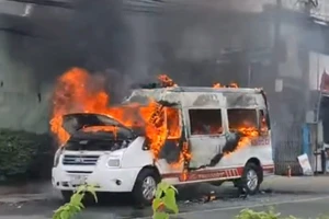 Xe cấp cứu đang chở bệnh nhân thì bốc cháy dữ dội